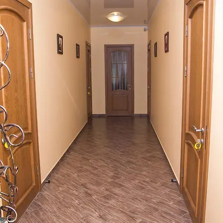 Ξενοδοχείο με διαμερίσματα Yuzhniy Dvorik 3*