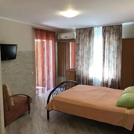 Yuzhniy Dvorik 3*