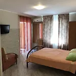 Yuzhniy Dvorik 3*
