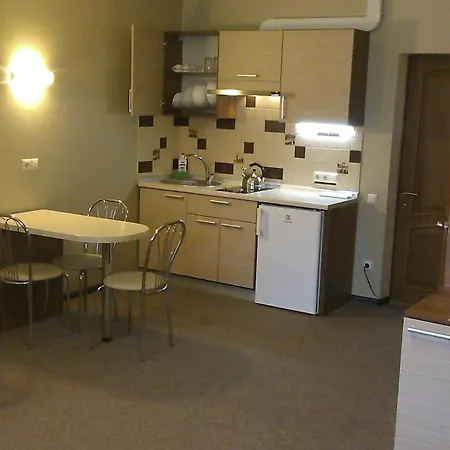 Yuzhniy Dvorik מלון דירות 3*